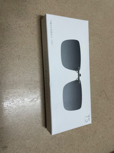 thiết kế đẹp, gọng khá chắc chắn, túi đựng nhỏ cứng