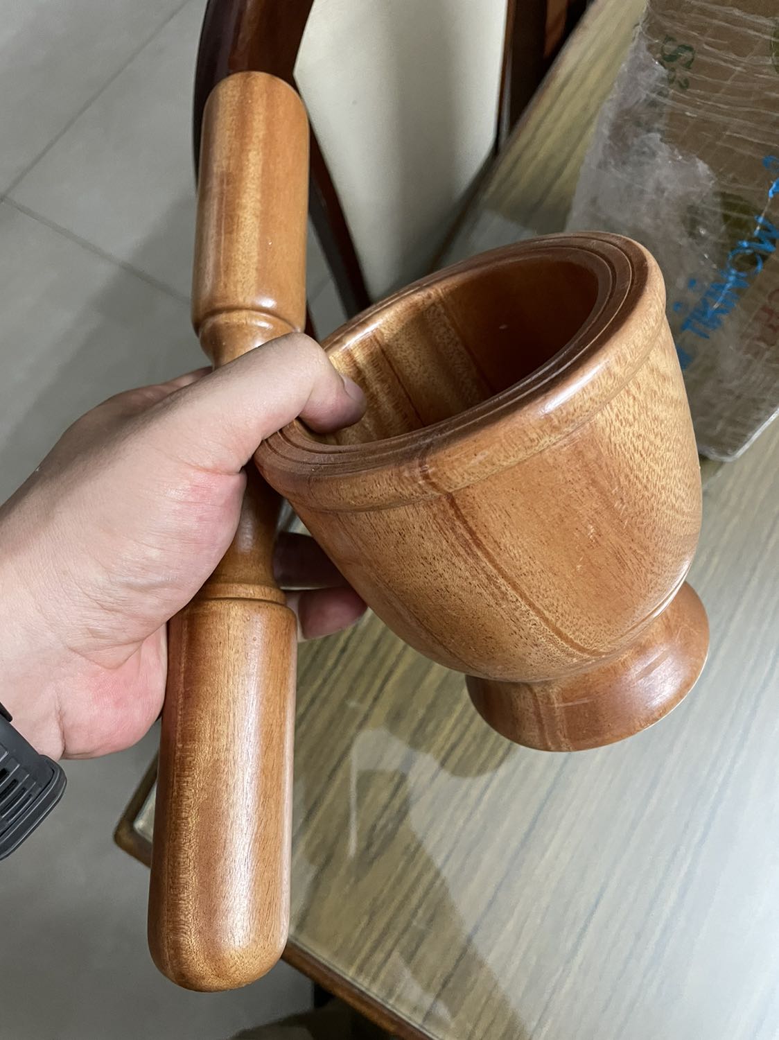 Độ hoàn thiện của sản phẩm không có gì để chê, y như mô tả. Chày dài, cối kích thước đủ dùng cho gia đình (khá nhỏ). Nhìn chung rất đẹp và chắc chắn.
Đóng gói rất cẩn thận, giao hàng sớm hơn dự kiến.