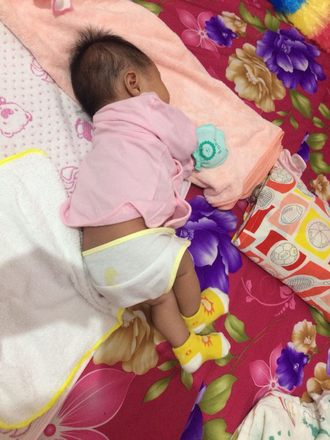 Chất liệu mềm, đường may cũng ok.
Nhưng Hướng dẫn size theo số ký không hề chính xác, quá rộng cho bé. Giờ ko dùng đc để lại qua giai đoạn này thì ko còn xài miếng tả dán nửa! Thành ra mua về ko xài, phí tiền!
Shop nên xem lại hướng dẫn size (mình mua 2 loại chung shop, chung size mà 1 vừa 1 rộng)!