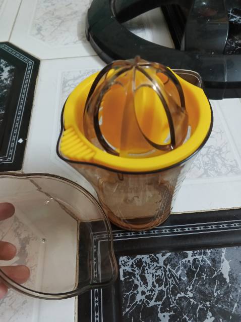 Nhìn sang, nhựa cứng cáp, dung tích 600ml.