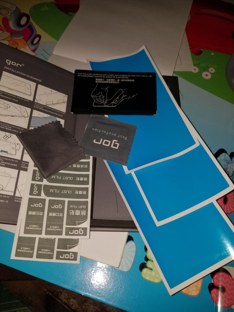 Sản phẩm đúng số lượng 4 miếng: 2 miếng trong dán mặt trước, 2 miếng dán mặt sau gồm 1 miếng trong, 1 miếng có vân trắng đục rất đẹp. Phụ kiện đầy đủ. Có miếng dán màn hơi rít tay tí, ảnh hưởng cho mấy bạn chơi game cường độ cao như mình. (có 3 miếng xanh to to mình không biết dùng làm gì)