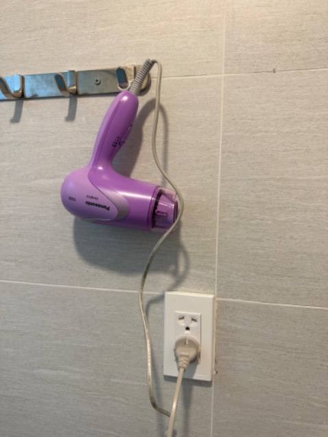 Nhỏ gọn nhưng ngược lại thì sức gió không mạnh, thích nhất là máy không ồn, hơi nóng tốt tóc khô nhanh