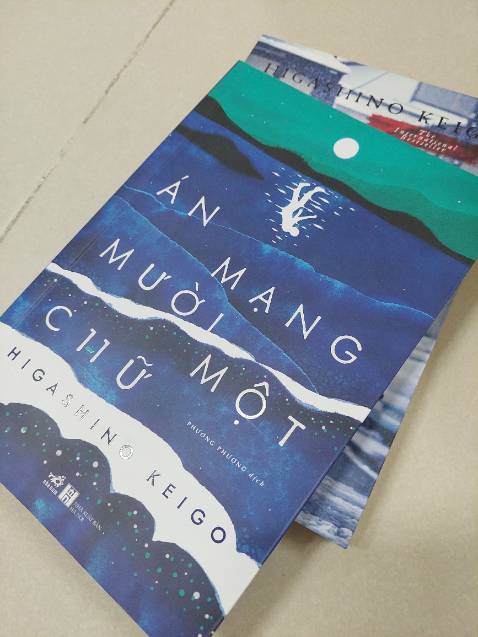 “ Một là tất cả mọi người sẽ chết. Không đến mức tàn khốc như trong tiểu thuyết của Agatha Christie, nhưng sau cùng sẽ không một ai sống sót cả “.
Mấy dòng thể hiện suy ngẫm của nhân vật chính, nữ nhà văn trinh thám, thêm một lần cho thấy (điều mà tôi thấy phần nào ở Phía sau nghi can X) mô típ trinh thám của Keigo ít nhiều chịu ảnh hưởng của nữ văn sĩ Anh. Trong câu chuyện này là chuỗi các án mạng liên tiếp, hợp tác tập thể trong ngụy tạo chứng cứ ngoại phạm, hay khám phá chân tướng thông qua suy luận từ việc kết nối những mảnh ghép puzzle nhỏ bé.
