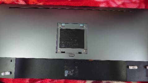 Cái tay dưới cùng lõi là nhôm hay gang bọc nhựa, nhưng hơi mỏng phần ôm vào cột. Chắc chắn và dễ xoay màn hình theo ý muốn. Đáng mua đấy mọi người ạ.