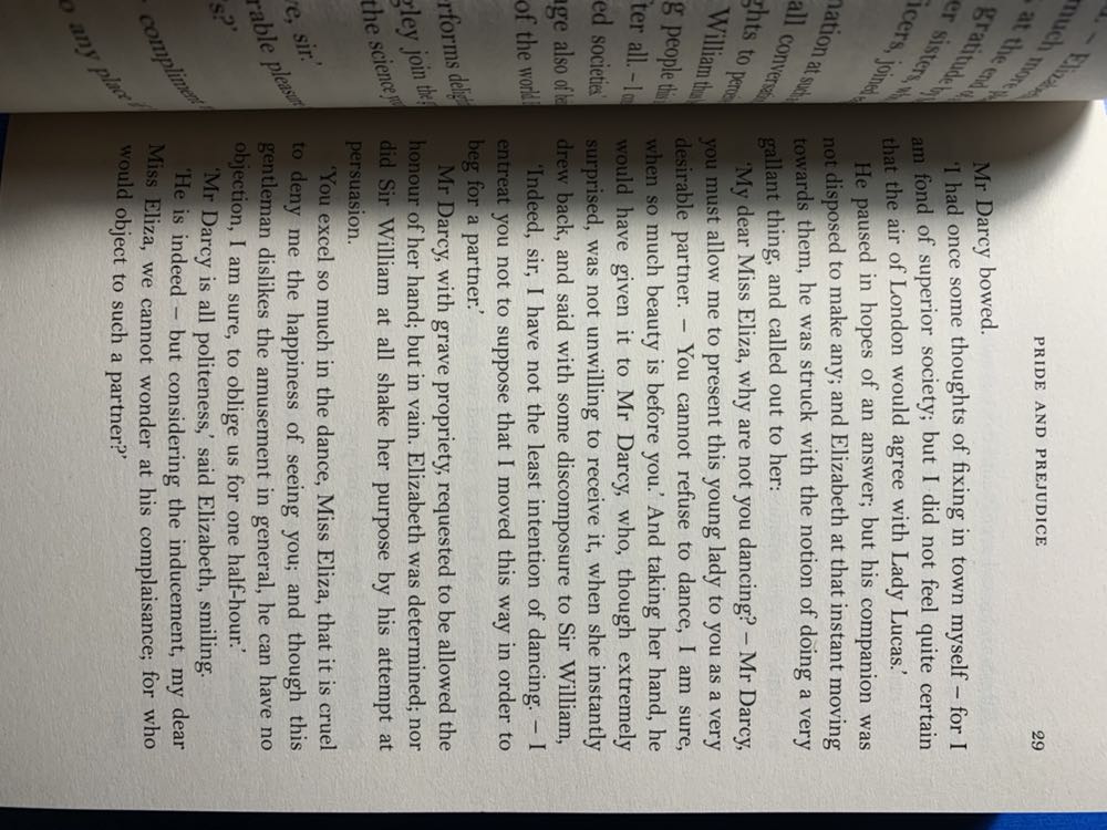 Bìa xinh xỉu. Mình collect các bản in nên nhất định k thể bỏ qua. Giấy cầm nhẹ tay, k mỏi mắt và chữ dễ nhìn