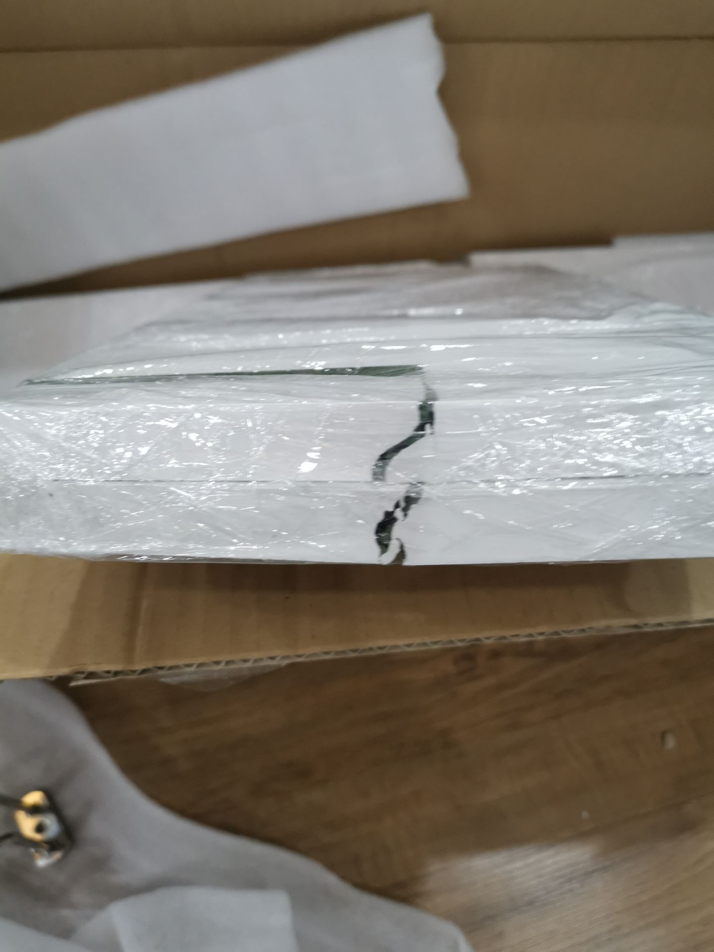 Hàng về mở hộp ra bị gẫy ròi, shop gửi lại 2 tấm