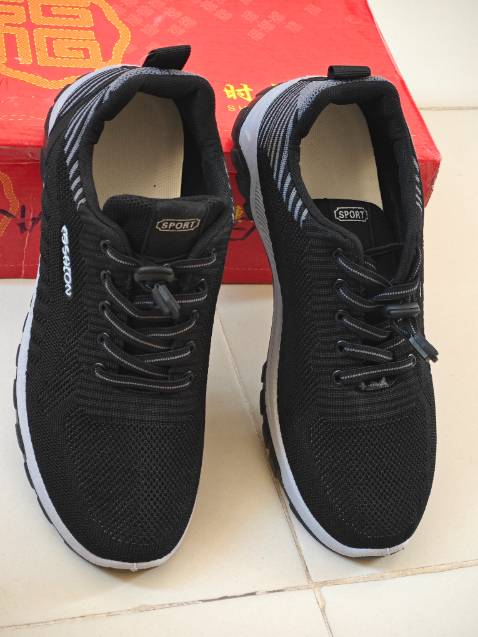 Ngoại hình ổn, vải mềm, dày vừa đủ. Tấm đế liền khối, cũng mềm vừa phải, cảm giác ban đầu đi êm vừa phải, dây giày thắt sẵn co rút khá tiện. Chưa biết chạy hay vận động thể thao mạnh trong thời gian dài thì có bền không, nhưng sơ bộ nếu dùng làm sneaker mang hàng ngày vs mức giá, thì có vẻ ổn áp đấy.