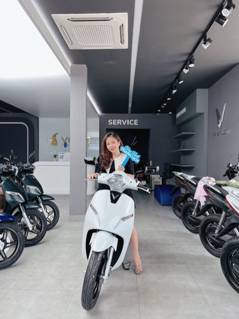 May mắn mua được 1 c Màu trắng cuối cùng của showroom vì màu siêu hot,xe chạy êm,nhẹ,minh đi ngoài mưa hay rửa đều bình thường...đi xe này roi k muốn đi lại xe xăng luôn đó...mọi người nên nua và trải nghiệm xe nha