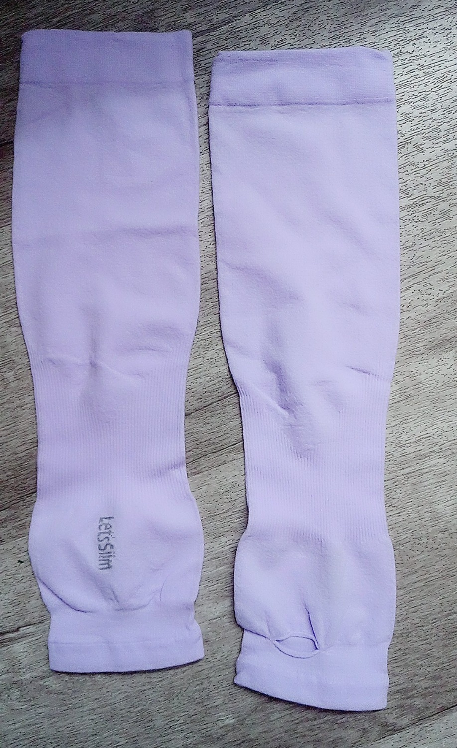 Tiki giao hàng siêu nhanh nhé, đóng gói siêu cẩn thận như trước giờ vẫn thế cảm ơn ship nhiều ah!
Màu tím siêu trend, đeo vào tay mát liền, chất mỏng nhưng đi nắng cũng không bị rát (có che ô), đại khái ok ah.