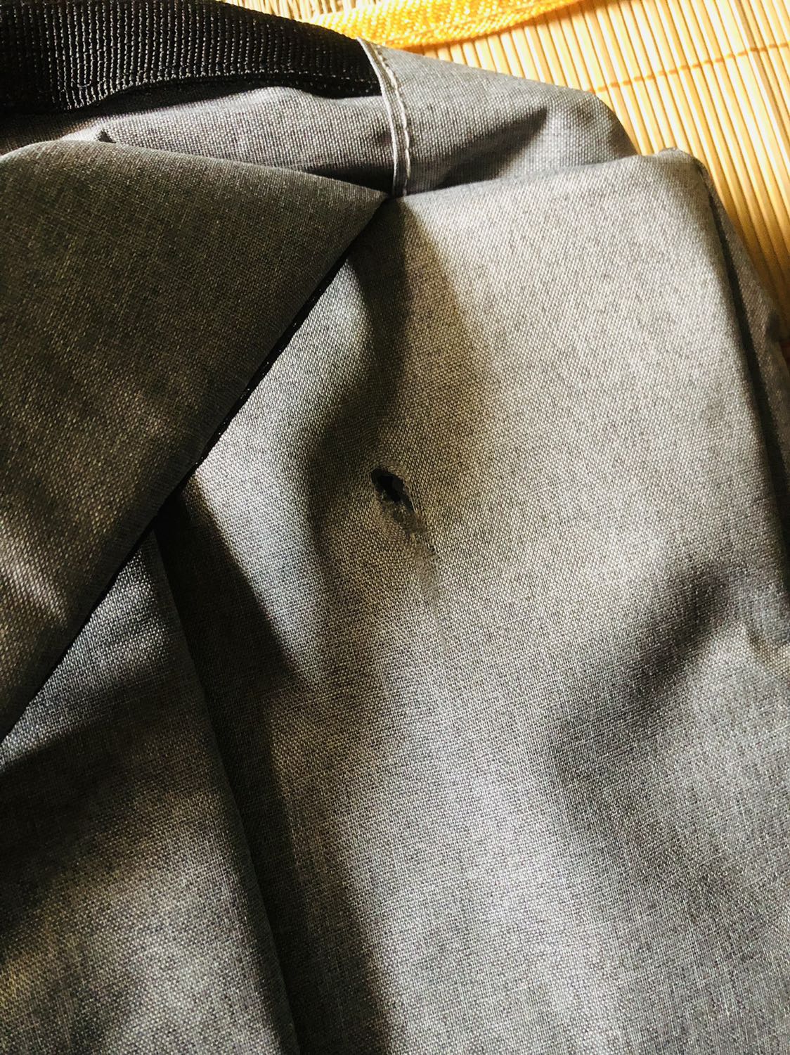 Có vết cháy ở góc đáy balo và thủng lỗ sau balo 
Tạm được mong shop khắc phục :)) Có vết cháy ở góc đáy balo và thủng lỗ sau balo 
Tạm được mong shop khắc phục :))