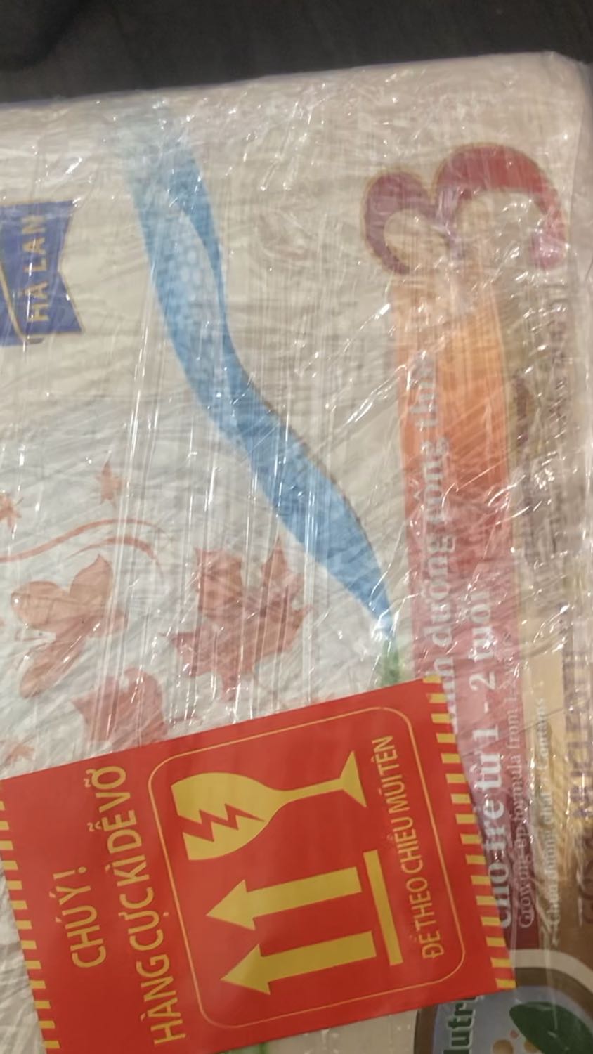 Mới mua lần đầu loại số 3, dòng sữa này bé nhà hợp tác nên nghĩ số 3 cũng vậy. 
Về đóng gói thấy sơ xài, ko cẩn thận, chỉ quấn màng co lại và đi giao, Mới mua lần đầu loại số 3, dòng sữa này bé nhà hợp tác nên nghĩ số 3 cũng vậy. 
Về đóng gói thấy sơ xài, ko cẩn thận, chỉ quấn màng co lại và đi giao,