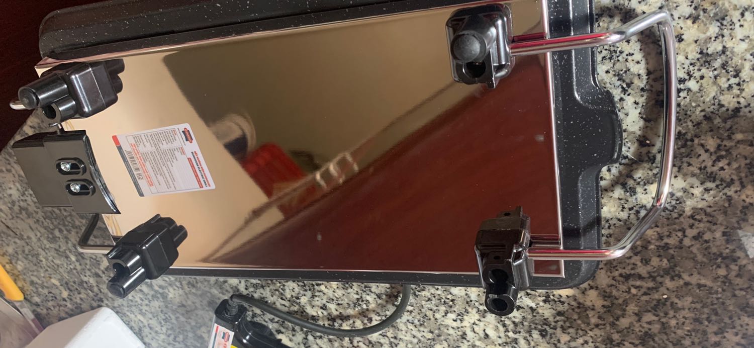 Giao hàng nhanh nhưng…
Thùng hàng móp, dù có dán ở ngoài là hàng dễ vỡ, chưa dùng nên không biết có bị ảnh hưởng không.
Mở hàng ra thì bị thiếu 1 đệm chân, làm mấy bị bập bênh. Bụi trắng bám làm mình nghĩ hàng stock lâu rồi. Đầu cắm thì thâm đen…
Thường nhận hàng tiki khá ổn, có lần này là ngoài mong đợi…