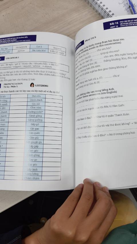 Sách gần 400K mà mỏng dính huhu. Có kèm đĩa CD. Giấy rất dày, in màu bóng bẩy. 
Nội dung bên trong OK. Nhưng ko đáng tiền vì mình mong đợi nội dung tốt hơn cho mức giá này. Nếu kp bạn mình muốn mua sách học tiếng Việt thì mình sẽ kbh mua huhu. Mọi người mua cuốn "Học tiếng việt qua tiếng anh" hay hơn đấy ạ