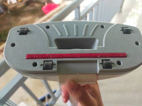 Theo mình, miệng hút hơu nhỏ. Lực hút tương đối, máy chạy êm.
Nói chung dành cho nhà có diện tích 40m² đổ lại với dọn dẹp hàng ngày thì ok, còn với nhà rộng mà làm biếng như mình thì hút ko sạch lắm. Đầu hút ko có cao su bảo vệ nên va vô tường vô góc  sót lắm.