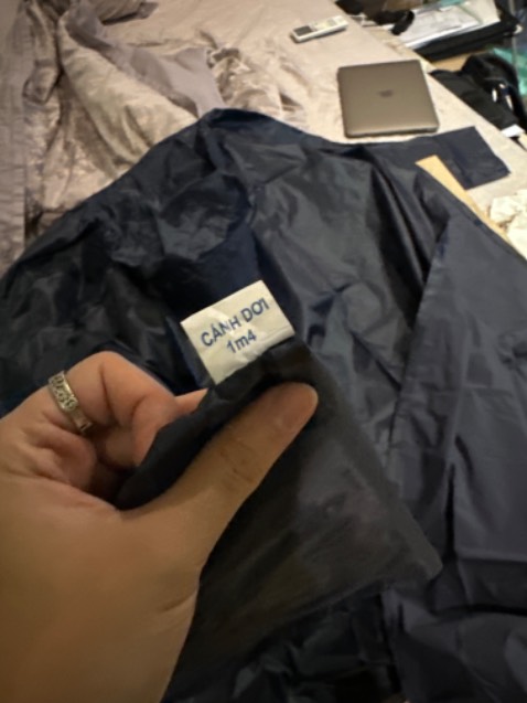 Sản phẩm đặt mua và được nhận không khớp. Sản phẩm được mô tả là áo mưa kín, nhưng nhận hàng lại là áo mưa cánh dơi. Người bán không trung thực trong bán hàng