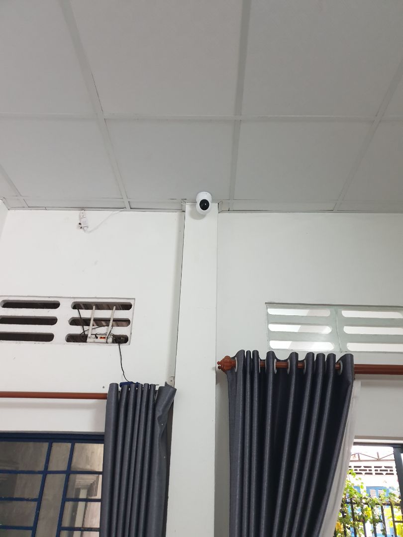 Sản phẩm tốt so với giá thành.
- Thiết kế đẹp, gọn gàng, dễ lắp đặt và cài đặt. Ngôn ngữ tiếng Việt. Có tính năng tự động quay camera theo chuyển động, có thể tắt đèn trạng thái để che dấu hoạt động của camera.
- Chất lượng hình ảnh hợp lý so với giá thành, ít lác, âm thanh tốt. Có thể đàm thoại 2 chiều tốt.
- Gói lưu trữ cloud giá quá cao so với tính năng và hiệu quả. Lại bán riêng cho từng camera là thiếu hợp lý.
- Tính năng tự động ghi hình chuyển động và tua nhanh khi xem lại chỉ áp dụng khi dùng lưu trữ cloud. Nên nếu không trả phí thì không dùng được, rất tiếc so với các camera cùng phân khúc.