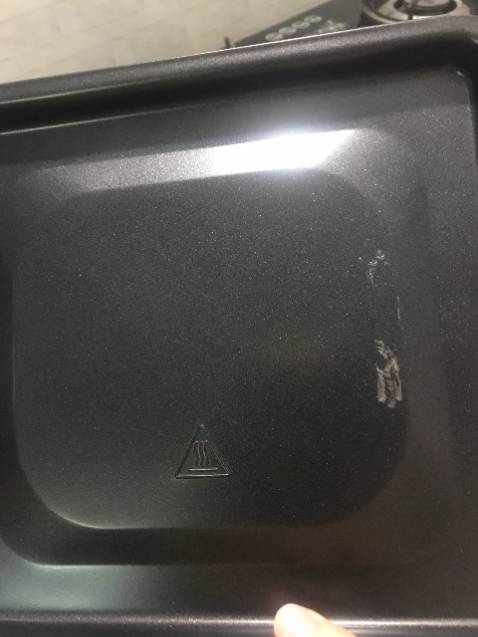 mình cầu toàn, nên rất bực khi cái khay hứng dầu bị trày xước, không biết có phải bong lớp chống dính, rồi có ảnh hưởng gì tới món ăn k. Cảm giác k trọn vẹn