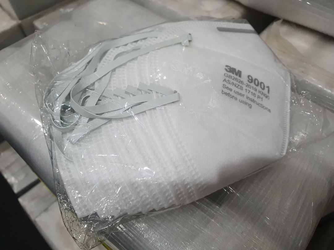 Giao hàng không đúng chất lượng. Không có bao bì từng cái mà để chung xấp 10 cái. Có chat với shop mà không được giải quyết.