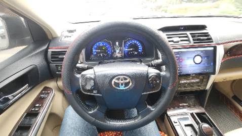 Màu đẹp, ôm khít vô lăng và khá êm tay. Tốt trong tâm trí.