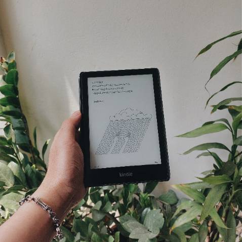 Máy dùng rất thích. Cảm giác cầm khá đầm tay (nếu đọc lâu thì sẽ hơi mỏi một tẹo). Đây là bản Kids+ nên có giá mềm hơn bản thường một tẹo, tuy nhiên mình không thấy có bất kì vấn đề gì ở bản này cả. 

Amazon có offer người dùng 1 năm sử dụng Kids+ nhưng mà hình như ở VN không hỗ trợ, mình loay hoay mãi mà vẫn không activate được.

Máy đọc các sách thuần chữ, ít hình ảnh khá mượt. Đặc biệt các đuôi EPUB, AZW, MOBI đúng với định dạng hỗ trợ của máy. Tuy nhiên, nếu phải xử lý các file có dung lượng cao, nhiều hình ảnh, máy có hơi lag và phản hồi chậm hơn.

Nhìn chung, đây là một sản phẩm tương đối đáng tiền. Thích hợp cho những bạn không muốn mang vác nhiều và sợ làm quăn sách. Đồng thời với những bạn thích đọc sách nước ngoài nhưng vì budget có hạn nên không mua được sách giấy. Sách Việt thì mình thấy đa phần sẽ chỉ có định dạng PDF, đọc không được thích cho lắm.

TiKi giao đơn rất nhanh, chỉn chu. Shipper hỗ trợ nhiệt tình và khá thân thiện. 😁