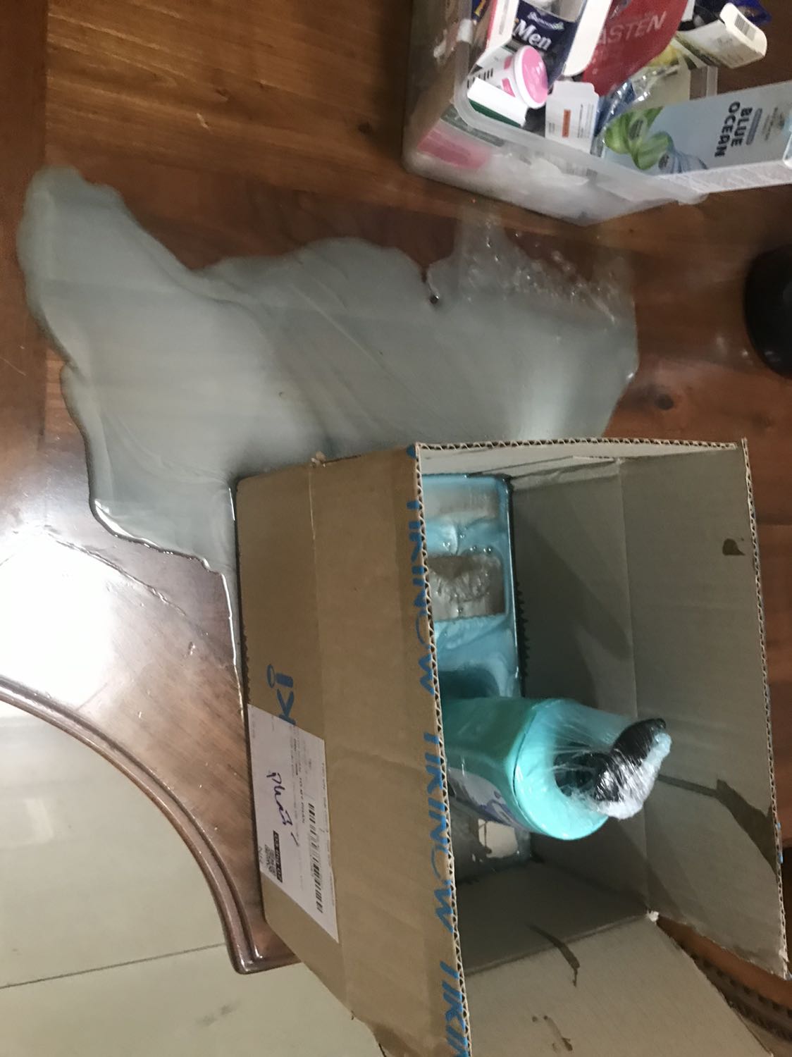 Nhân viên giao hàng nhớ cẩn thận