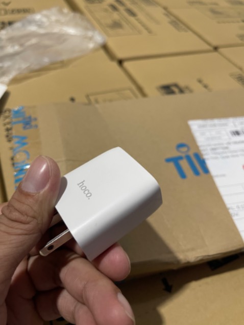 Sạc thường chứ không phải sạc nhanh giống mô tả, mới cắm điện tí đã nóng rồi. Đóng gói thì cẩn thận, nhưng khi bóc ra, ngoại hình như đã qua sử dụng. Lỡ mua 2 cái không biết làm sao