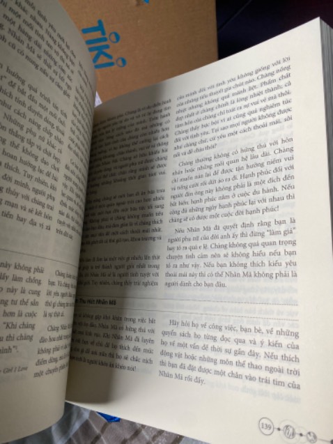 Sách được bọc cẩn thận, có lớp bóng kính nữa mà mình bóc ra rồi. Sách mới, nặng cầm thích tay, về bề ngoài thì không có lỗi gì🤍