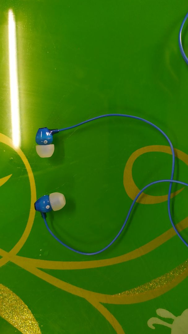 Tai nghe ổn dùng để họp online khá tốt. Có cái là dây hơi mỏng, dự là sau này dễ đứt vì dây mỏng.