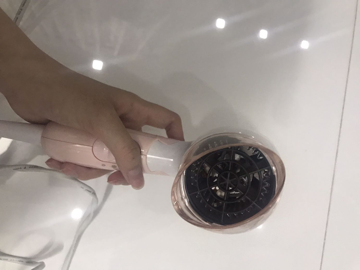 Sản phẩm xài rất tốt, êm ko gây tiếng ồn nhiều, có bảo hành tem chính hãng đàng hoàng, mình mua một lần 2 cái để cho cả nhà xài, rất tin tưởng shop nha