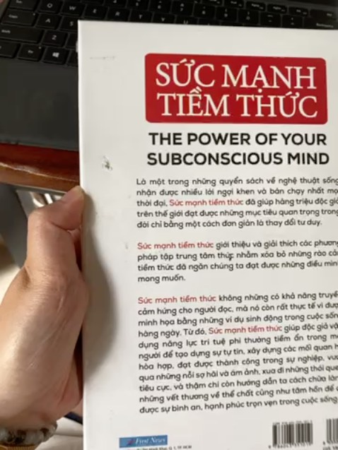 Sách vẫn chưa khui nhưng đã bị thủng 1 lỗ và dơ nữa nha