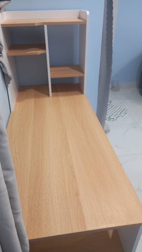 Bàn đẹp, chắc chắn. Hai bạn nhân viên lắp đặt nhanh, nhiệt tình. Làm xong dọn,lau chùi sạch luôn.