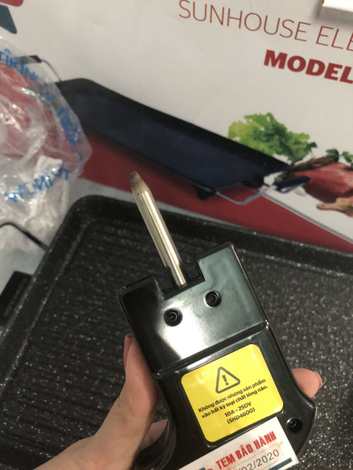 Bếp giao không đúng mô tả lúc đặt hàng:
1/ Trên mô tả đặt hàng, công suất bếp 2000w, hàng nhận được 1600w (cùng mã SHD 4600).
2/ Đầu cắm như đã qua sử dụng, xỉn màu nghiêm trọng.