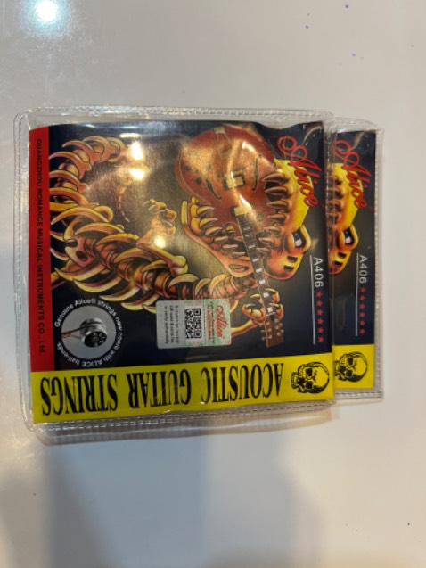 Mua ở shop KZM KURTZMAN OFFICIAL STORE để an tâm hàng chính hãng mn nha. Giá rẻ quá rẻ mà an tâm là hàng chính hãng.
Sản phẩm có tem check chính hãng của hãng, chốt dây có chữ Alice rất đẹp.
5 sao cho shop và Tiki 🌟🌟🌟🌟🌟.