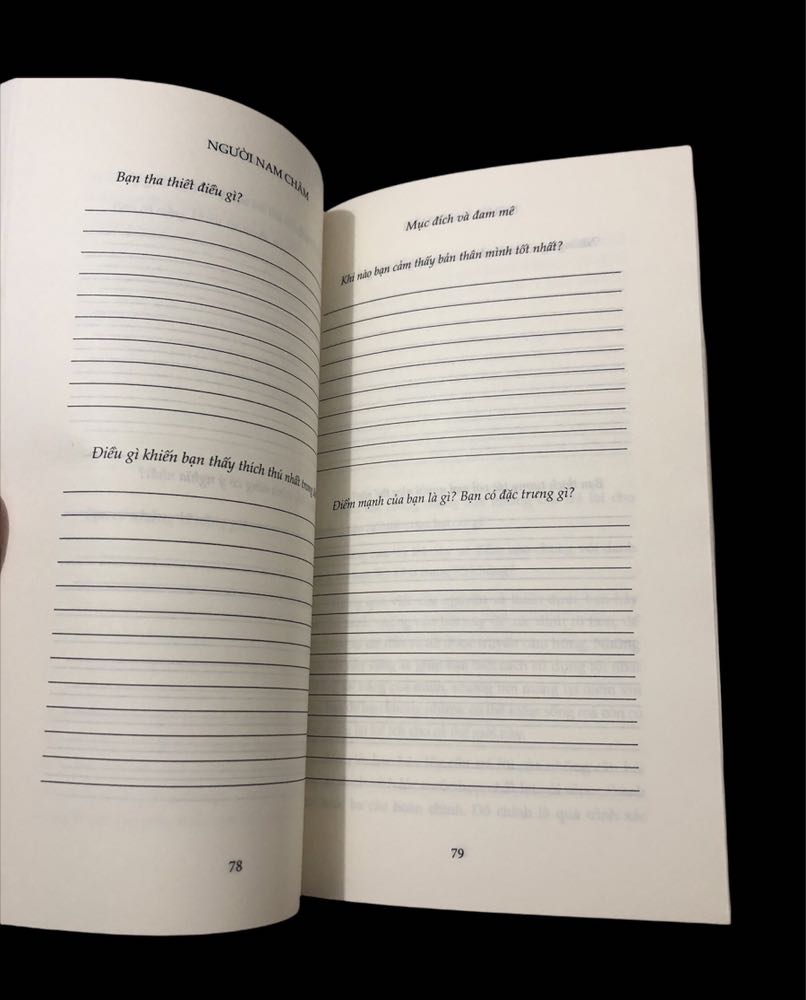Về hình thức thì sách có lỗi dán keo ở bìa sau như hình cuối mình chụp nhưng cũng ok k vấn đề gi cả, còn nội dung mình chưa đọc nên k thể đánh giá được, nhìn sơ quá thì mình cảm giác k thích cuốn này lắm vì sách có 194 trang, 7 trang bìa mà có 32 trang là dành cho độc giả viết về những cái như là xác định ước mơ, mục đích và đam mê như hình mình có chụp, mình cảm thấy quá nhiều và nó chiếm nội dung của sách, đối với bản thân mình nếu độc giả muốn viết ra thì tác giả chỉ cần nhắc đến trong nội dung thì độc giả có thể dùng notebook để viết k cần phải chừa như vậy mình khá là k thích