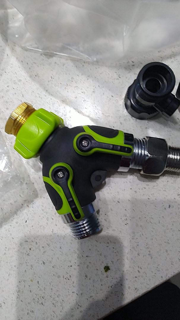 Hàng đẹp, chưa dùng nên chưa đánh giá đc chất lượng. Nay lắp vào dùng, hở nước ngay tay khoá, hai đầu ren ko phù hợp với ren 27 ở Việt nam, lắp vào bị cấn, hở, khó dùng, độ lại cg tạm ổn, nhưng nước rỉ ra từ 2 cây gạt đóng mở, ca này phải bỏ, tốn tiền oan, cho 1 sao, khuyên không nên mua.