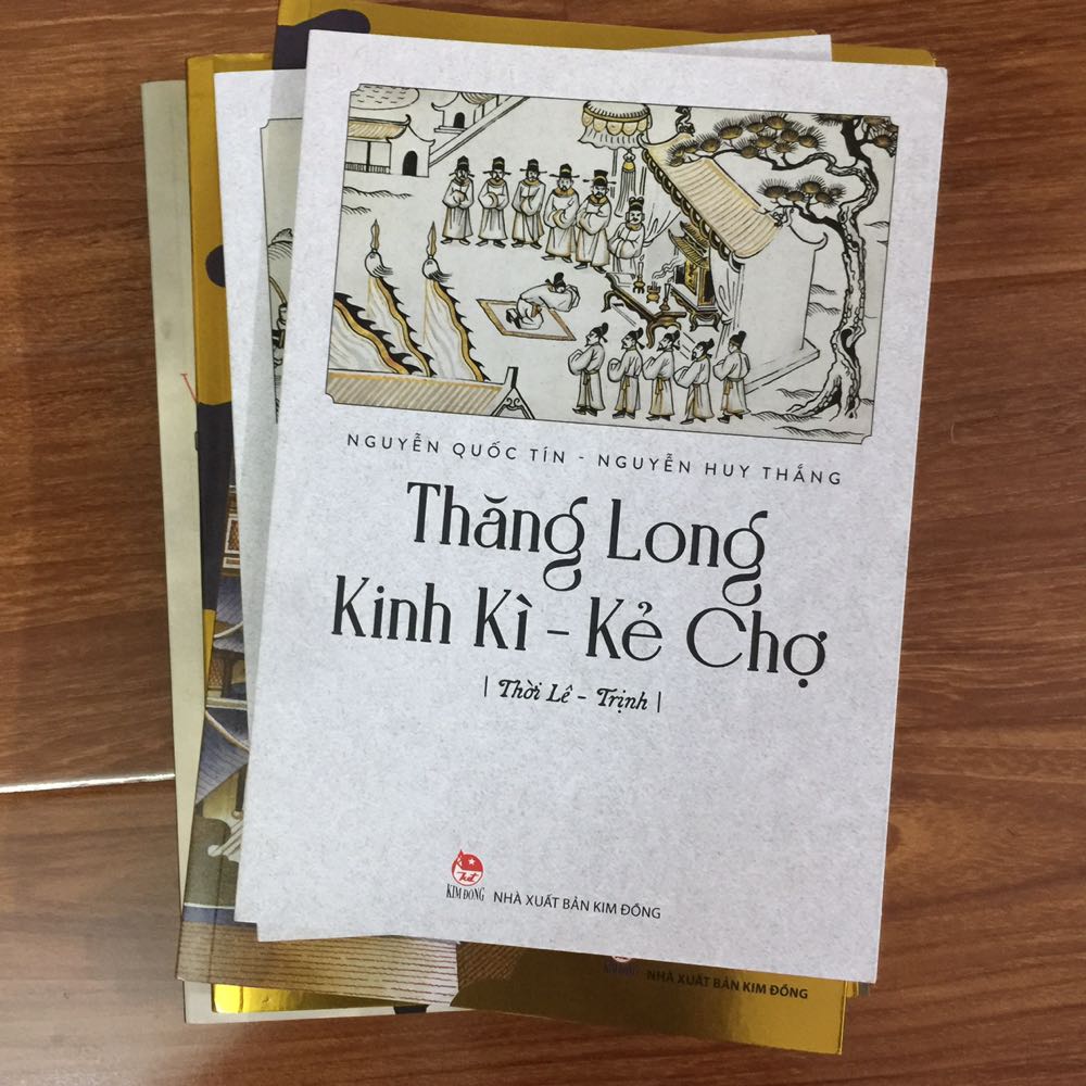 Sách đẹp, nhưng đóng gói hàng không được tốt. Đã đóng góp ý kiến nhiều lần nhưng chưa thấy cải thiện khâu đóng gói.
Đơn hàng gồm 5 cuốn sách có cỡ sách khác nhau, không được chèn lót cẩn thận ở các cạnh, nên khi vận chuyển chắc chắn 2 cuốn khổ to sẽ móp bìa.