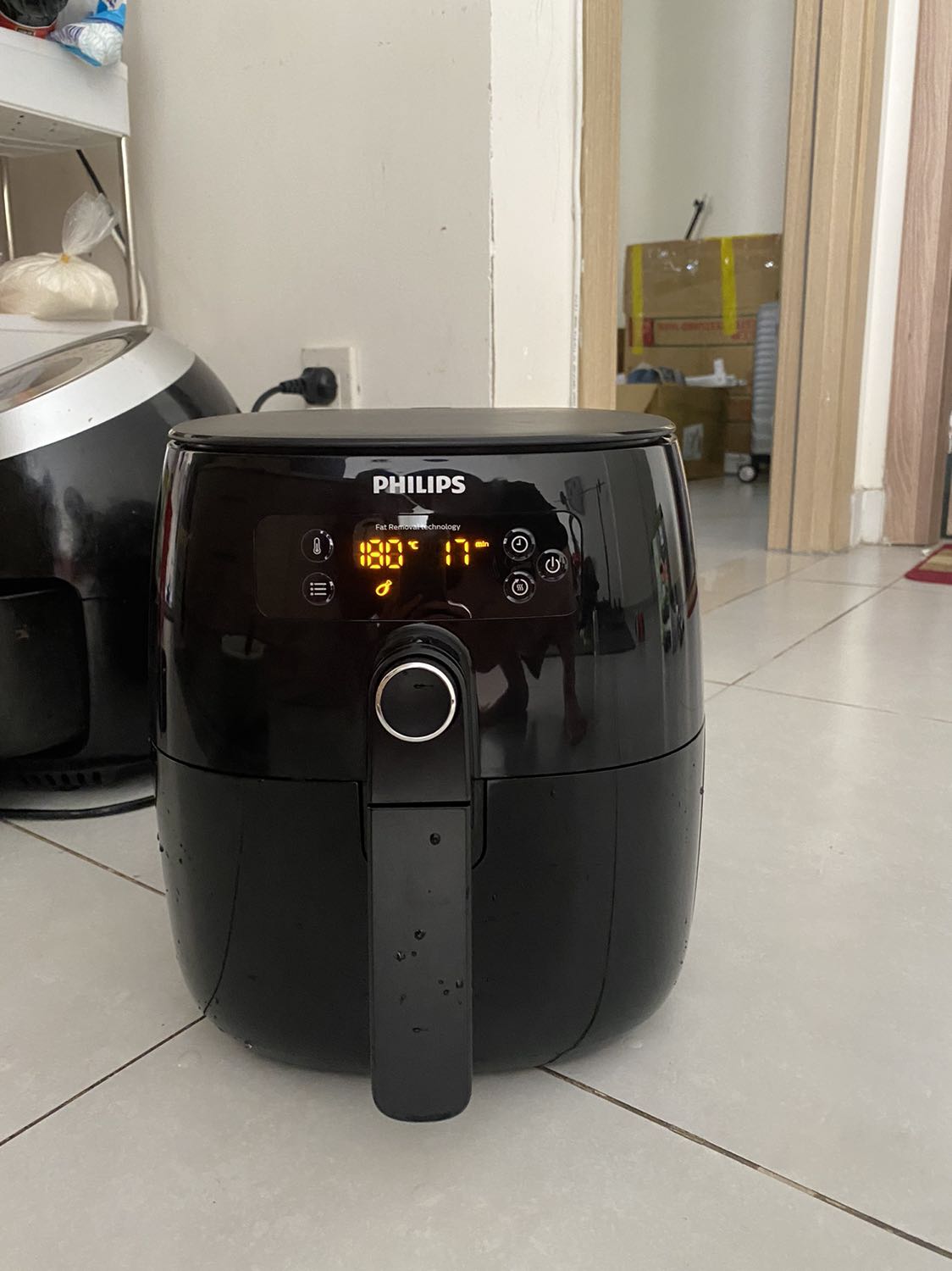 Mình rất hài lòng. Mình đã sd nckd đc 2 năm nhưng của hãng khác. Nay trải nghiệm philip đúng là đáng tiền. 
- time nướng đồ nhanh chóng hơn 
- nướng đồ ko cần lật trở 
- thức ăn ko bị khô. *** luôn nướng ức gà bao ngon =)) 
- nhà mk ăn khối lượng thức ăn ít giao động từ 3***g 1 bữa và ko nướng gà nguyên con nên nồi nay là phù hợp vs gđ 2-3 ng. Nếu có khách thì nướng nhiều lần hơn thôi. Dvs mình thì ko sao vì mấy khi =)) đối với nhà nào 4-5 ng hoặc có sở thích nướng gà nguyên con thì nên cân nhắc mua nồi sz to hơn nhớ 😂