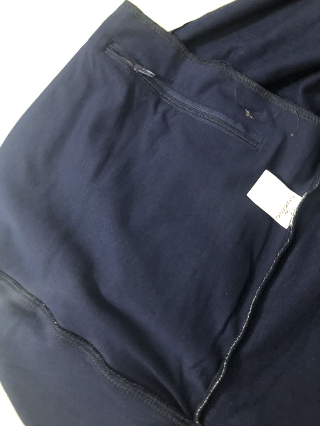 Vải cũng vừa, có độ co giãn, may túi có dây kéo rất tiện,