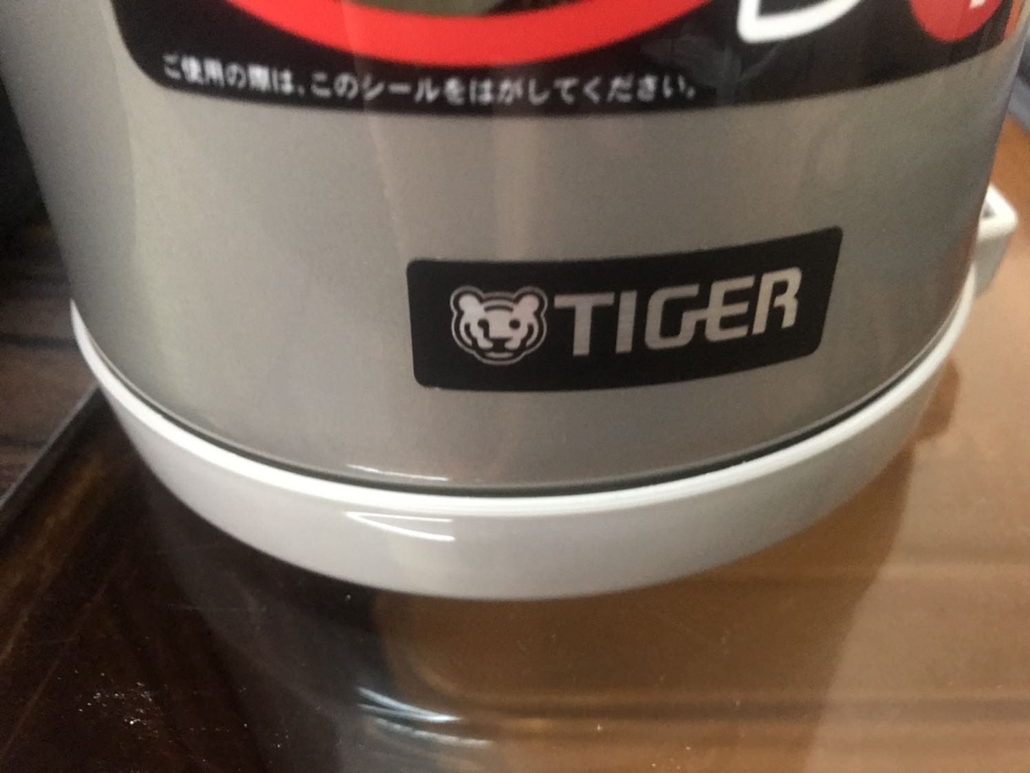 Mình cảm thấy đây không phải là hàng thật của Tiger vì thường hàng thật sẽ có chữ in tên thương hiệu lên sản phẩm ( không gỡ được), cái này thì chỉ có cái nhãn dán Tiger. Lại in chữ SAHARA trên  sản phẩm . Sản phẩm không sắc sảo như hàng tốt. Mình không hài lòng lắm. Mình muốn trả hàng không biết có được không.