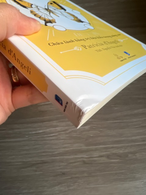 Sách bị cong, xô. Bản chất do sách mà người bán lại đổ cho vận chuyển, vì vỏ gói bên ngoài còn nguyên vẹn ko 1 chút méo xẹp nào.
