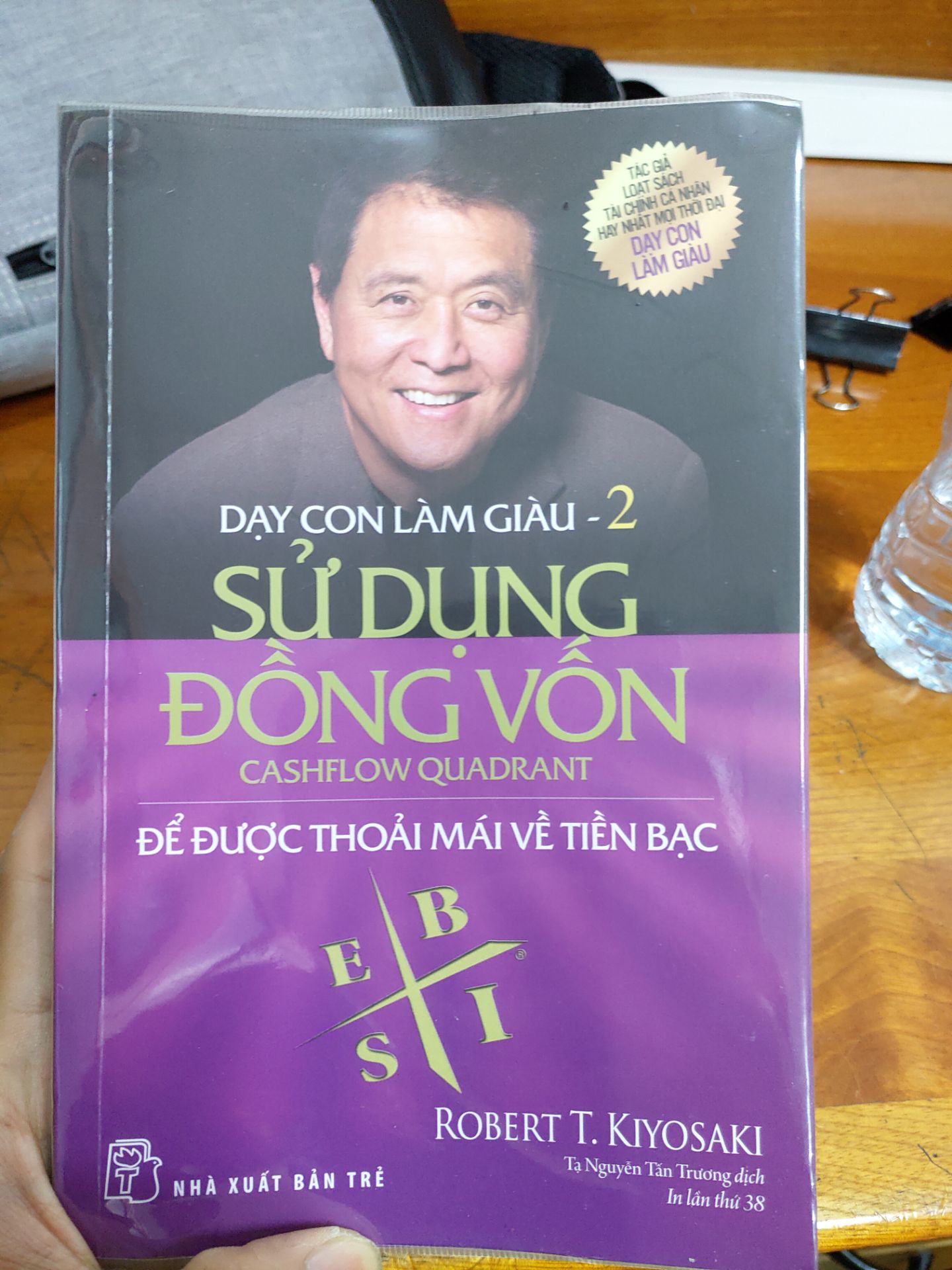 Sản phẩm Tiki giao đẹp, không có vấn đề gì cả.
Về hình thức thì bản mới của NXB Trẻ nhìn khá ưa mắt, với màu tím chủ đạo của dòng sách Dạy còn làm giàu, giấy in màu ngà cũng dễ nhìn.
Nội dung thì khỏi phải bàn, những gì ngài Robert truyền đạt trong cuốn sách giúp mọi người ở mọi tầng lớp có cái nhìn khác về tiền (vốn) và cách người giàu sử dụng tiền. Tuy nhiên quả thật ngài Robert viết cũng nhiều thông tin lan man. Nhưng ý chính đã được in đậm hay in nghiêng, có thể bỏ qua những phần giải thích nếu bạn đã hiểu ý nghĩa.