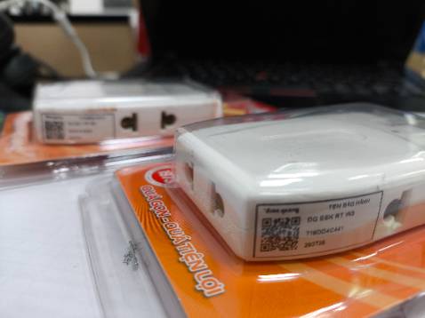 Tôi mua 2 cái. Cả 2 đều bị dính những vệt ố vàng gỉ sét như hàng cũ vậy, mặc dù đó là phần nhựa abs?! Nó không phải là dính ở bao bì trong suốt bên ngoài đâu nhe.