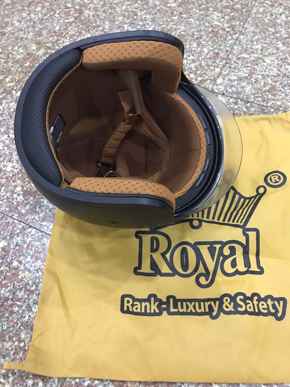 Mình mới mua em này chiều nay size XL, sản phẩm khá chắc chắn, đẹp, đúng như hình. Size vòng đầu của mình là 58cm rất vừa với size XL. Mình cũng chạy 1 vòng *** thử thì đỡ bụi bay vào mặt hơn, bạn nào chưa xài kiểu 3/4 lần nào thì lúc mang vô sẽ bị tuột khẩu trang. Nhìn chung thì mình thấy hài lòng với sản phẩm :)