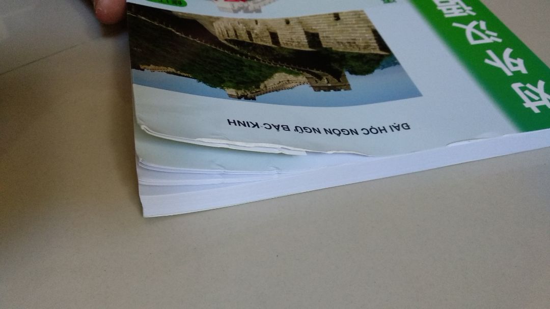 Sách được gói plastic nhưng sơ sài và rách góc trên, chỗ rách plastic đó cũng làm tập 2 bị cong và quăn queo góc, phía sau bìa tập 1 thì dính vết dơ từ trong plastic. Bên trong sách thì đều mới và sạch sẽ.