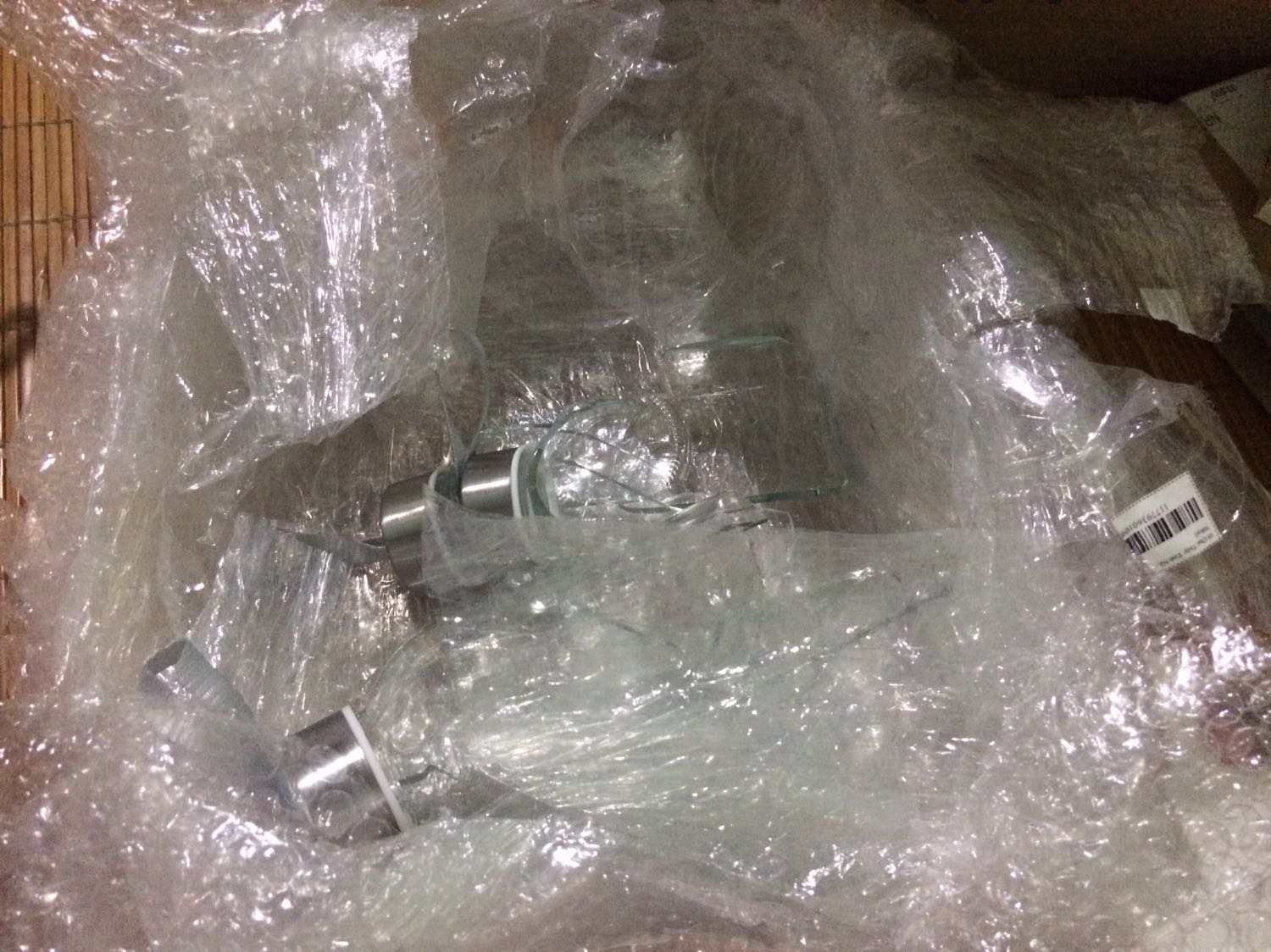 Hàng dc bao bọc cẩn thận nhưng vẫn bị vỡ 3 chai ? Tui nghĩ shop nên bọc cách các chai ra bằng túi nilon hay giấy báo giống như ng ta bọc trứng thì hợp lý hơn là để các chai sát nhau. Bó buộc chặt có thể gây ma sát lớn nên mấy chai mới bể chứ k hoàn toàn do lỗi vận chuyển ạ.