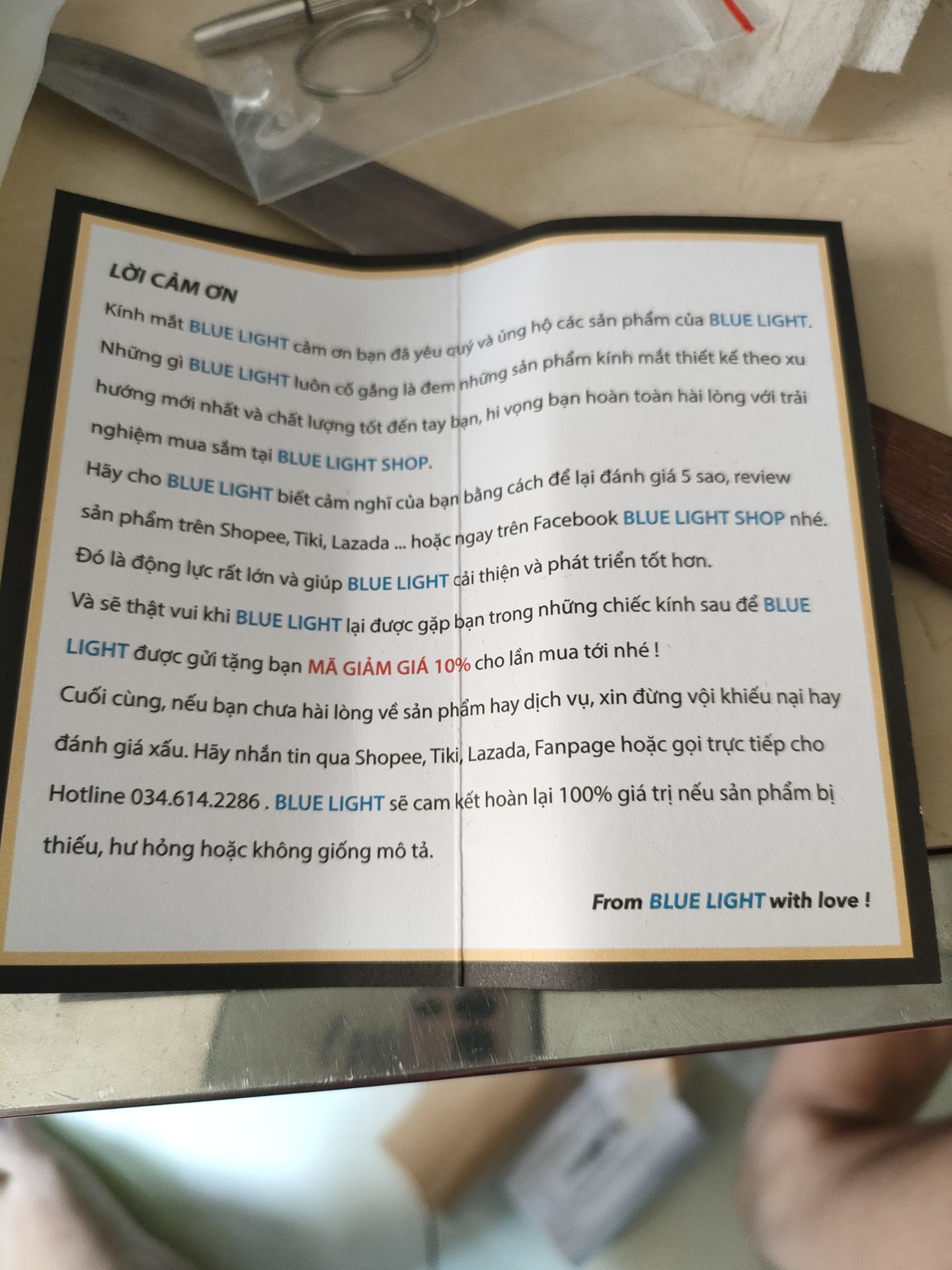 kính đẹp chắc chắn, dong gói cẩn thận. có tăng kèm một vài vật cần thiết. có thu cảm ơn. đây đủ phụ kiện. rất hài lòng luôn.