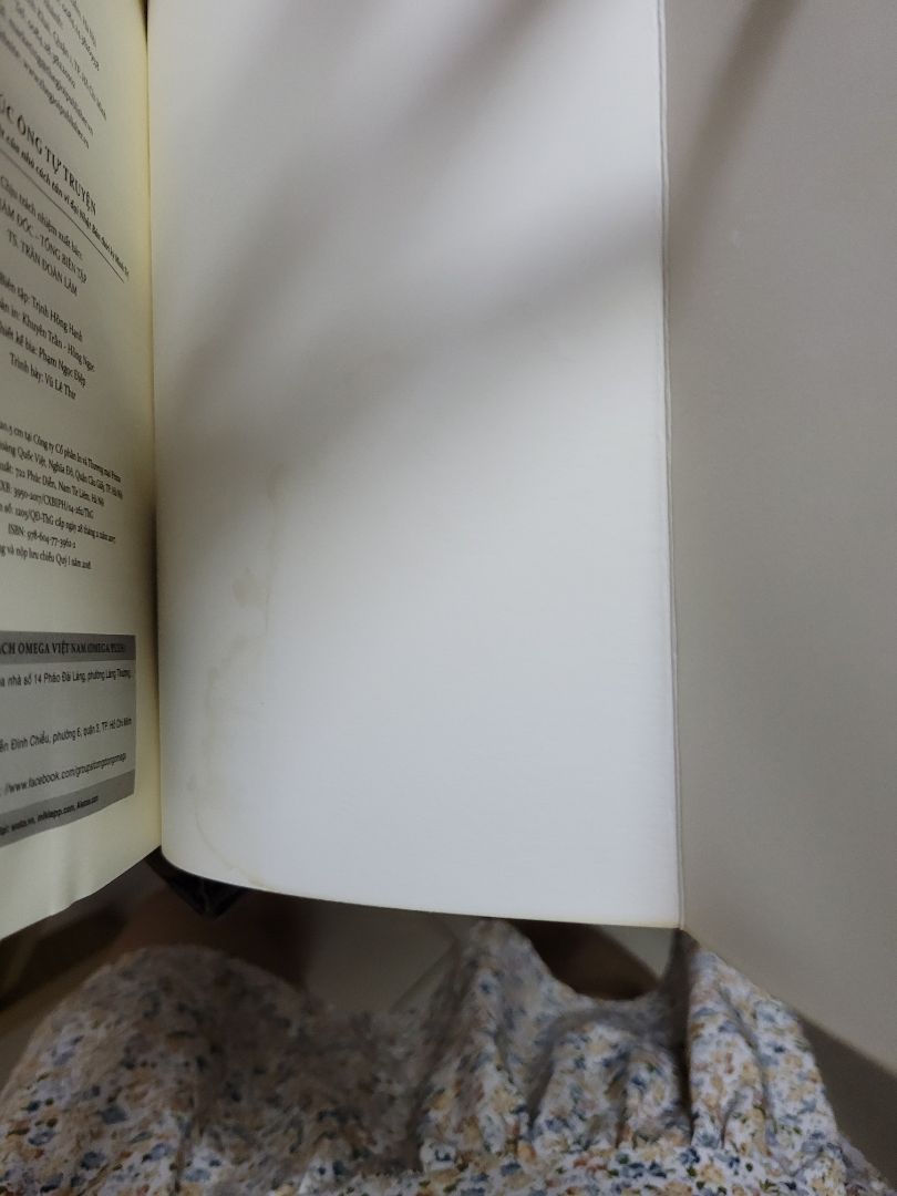 sản phẩm tệ, ko biết nhân viên đã kiểm tra trước khi gói hàng hay chưa. Tôi nghĩ này là cố ý gói vào bao nilong khi đã biết sách bị lỗi. 
Sách bị dính nước, này là vết ố nước sau khi đã khô.
Mong tiki hỗ trợ đổi trả hàng !!!