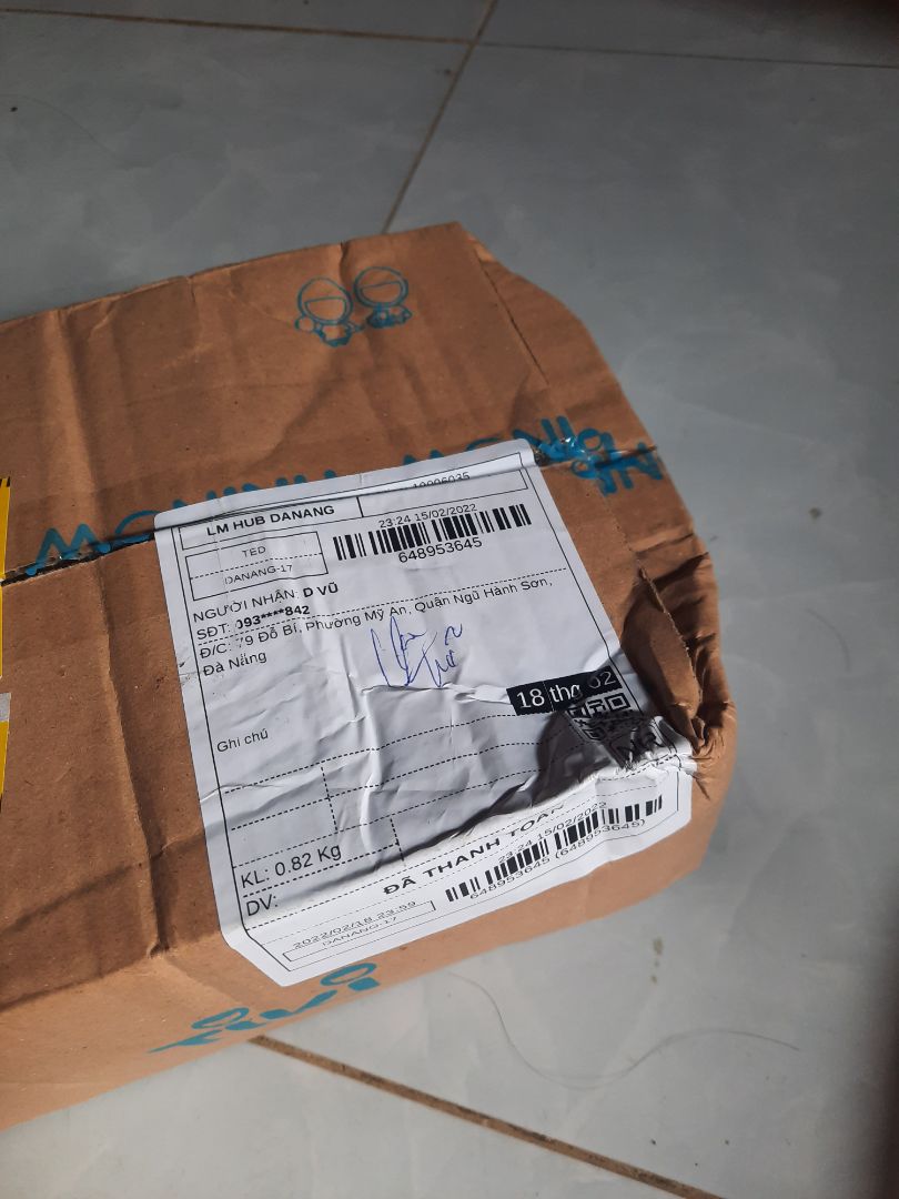 Hàng giao về bị móp 1 bên hộp. Shipper giao hàng thì thảy hộp ( cũng không mạnh lắm) xuống đất trong khi trên hộp ghi hàng dễ vỡ :) Bình oke, hơi bị mùi nhựa ám bên trong.