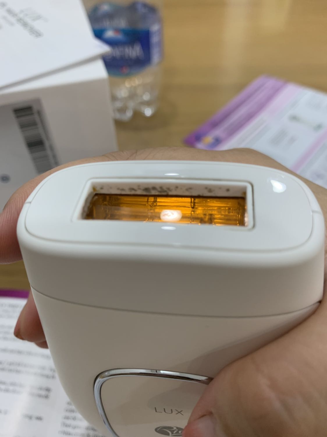 Chào Tiki, vui lòng xử lý trường hợp này giúp mình, mình vừa nhắn tin bảo hành xong mới phát hiện đầu xung có dấu hiệu tháo ra dán lại, đồng thời mình đa kiểm tra sản phẩm bằng cách sử dụng thử thì không sử dụng được, không có tia bắn nào phát ra từ máy.
Vui lòng hoàn trả tiền giúp mình vì có dấu hiệu *** đảo.