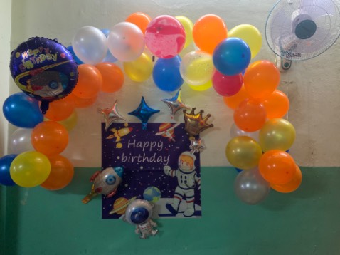 Toàn bóng cao su thôi. Mấy cái bóng nhựa nhỏ xíu xiu. Thất vọng hoàn toàn.